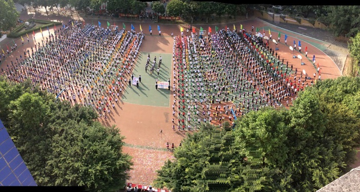 09、圖為運(yùn)動會開幕式全景