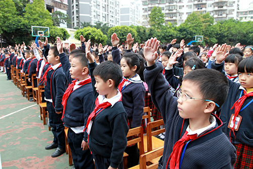 03、圖為開學典禮升國旗時國際部學生行隊禮