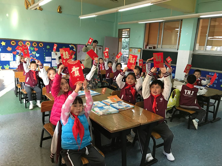 弘揚(yáng)傳統(tǒng)文化 孕養(yǎng)民族精神 ——深圳市龍華中英文實驗學(xué)校開學(xué)第一課別開生面 