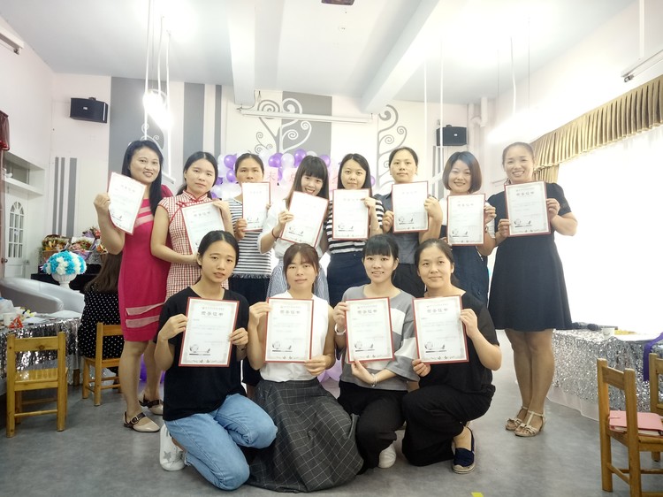 平凡心、教育愛 ——溪山園2016—2017學(xué)年度第二學(xué)期期末總結(jié)會