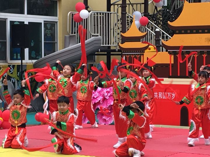 瑞狗迎春兆豐年，寶貝回園樂開顏