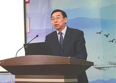 卜祥林校長(zhǎng)為干部、教師進(jìn)行課堂教學(xué)全員培訓(xùn)