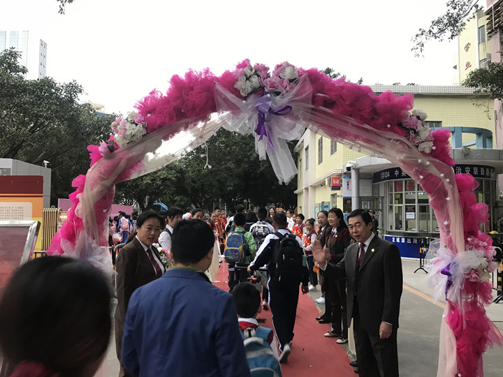 我去上學(xué)校，花兒對(duì)我笑——龍華中英文開學(xué)第一天秩序井然