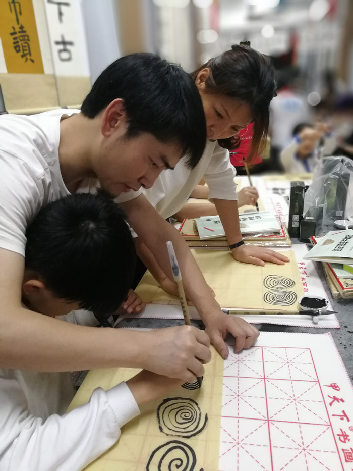 親子同練，家校共建，龍華中英文“家長社團”有聲有色