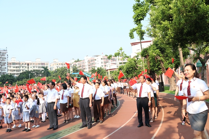 舉行主題升旗儀式，弘揚(yáng)愛國主義精神