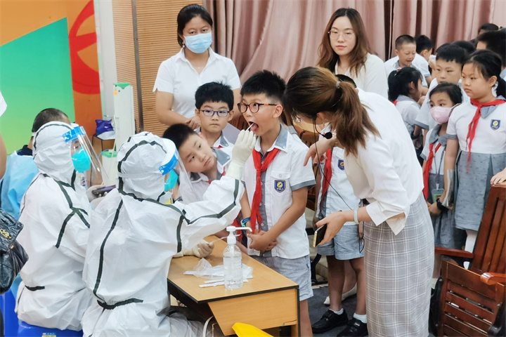 共同戰(zhàn)“疫”，龍華中英文在行動(dòng)!——學(xué)校組織志愿者支援社區(qū)防疫一線
