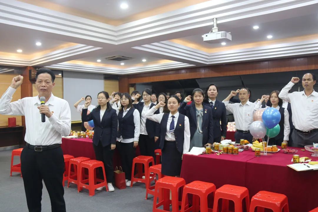 憶入黨初心，擔責任使命——龍華中英文實驗學校黨支部為黨員辦集體政治生日會